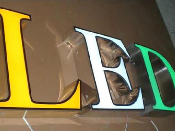 修文介绍LED招牌的基础知识。